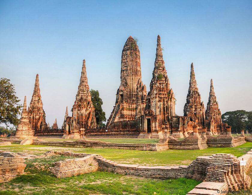 Исторический парк Аюттайя 1280px-Sunset_at_Wat_Chaiwatthanaram,_Ayutthaya,_Thailand_1.jpg