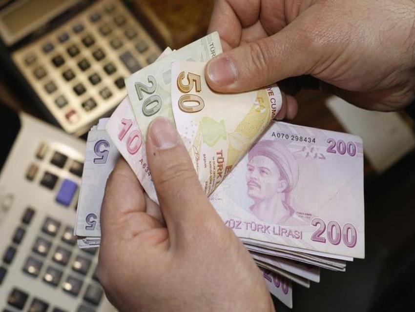 Тарифы на такси в Турции A-money-changer-counts-Turkish-lira-bills-at-a-currency-exchange-office-in-Istanbul.-Reuters.jpg