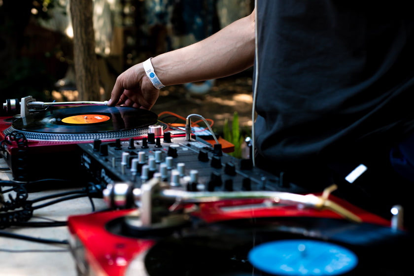 Дискотеки в Затоці з діджеєм didjey-zatoka-min.jpg