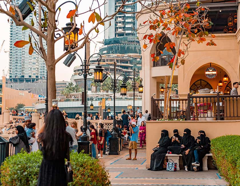 Түкті бөксесі бар әдемі араб әйелі