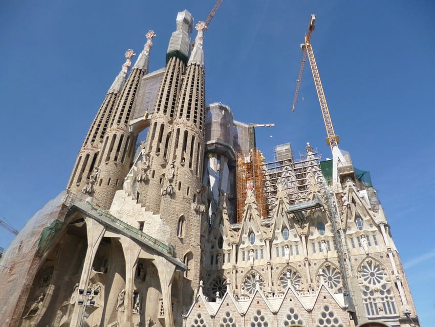 Храм Святого Семейства la-sagrada-familia-327659_960_720-min.jpg