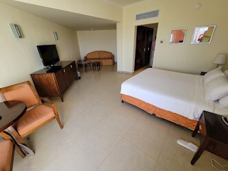 Family Room Pool / Sea View