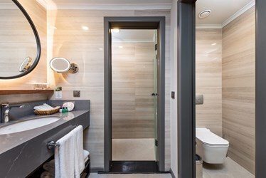 Family Room Sea Side View with 2 Bathrooms