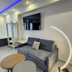 Deluxe Suite with Jacuzzi