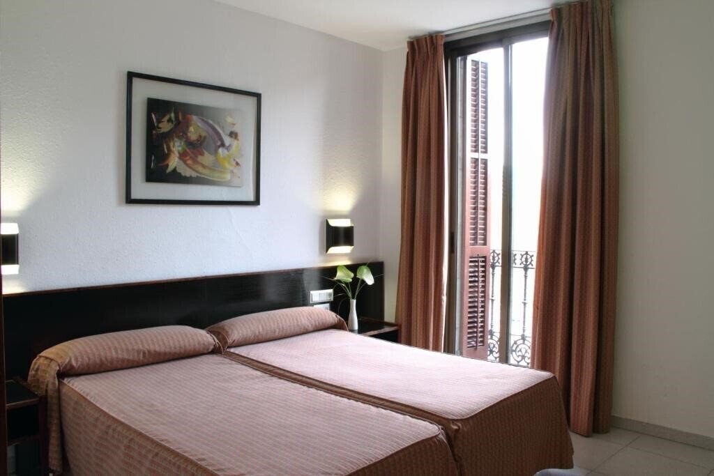 Готель Monegal 2*