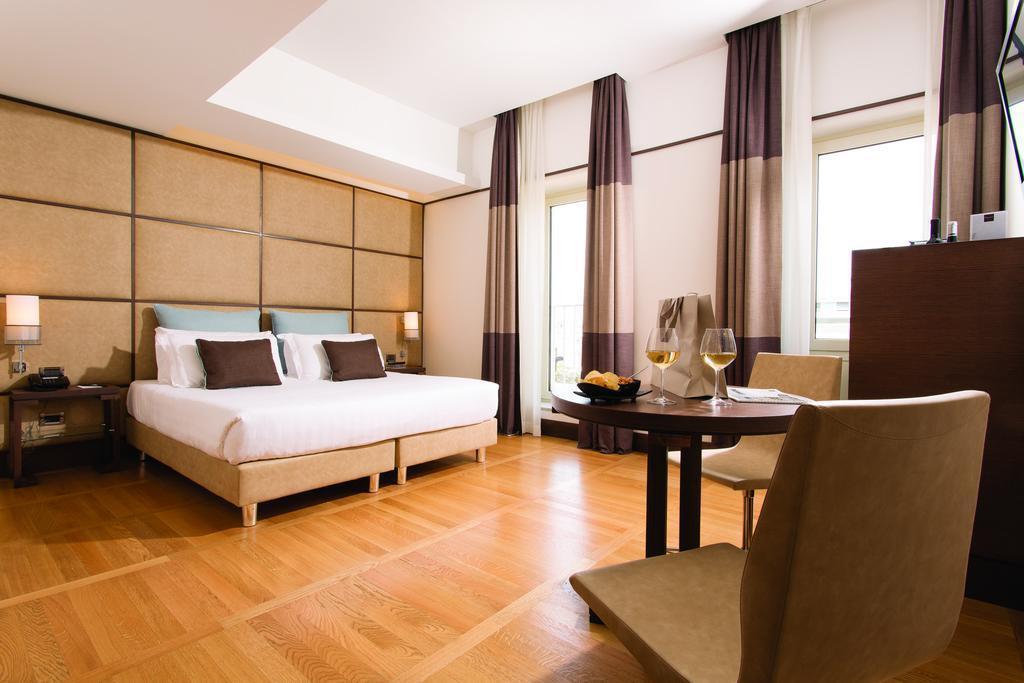 Отель The Independent Hotel 4*