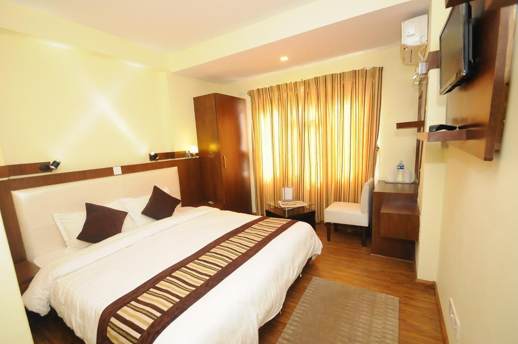 Готель Backyard Hotel 2*