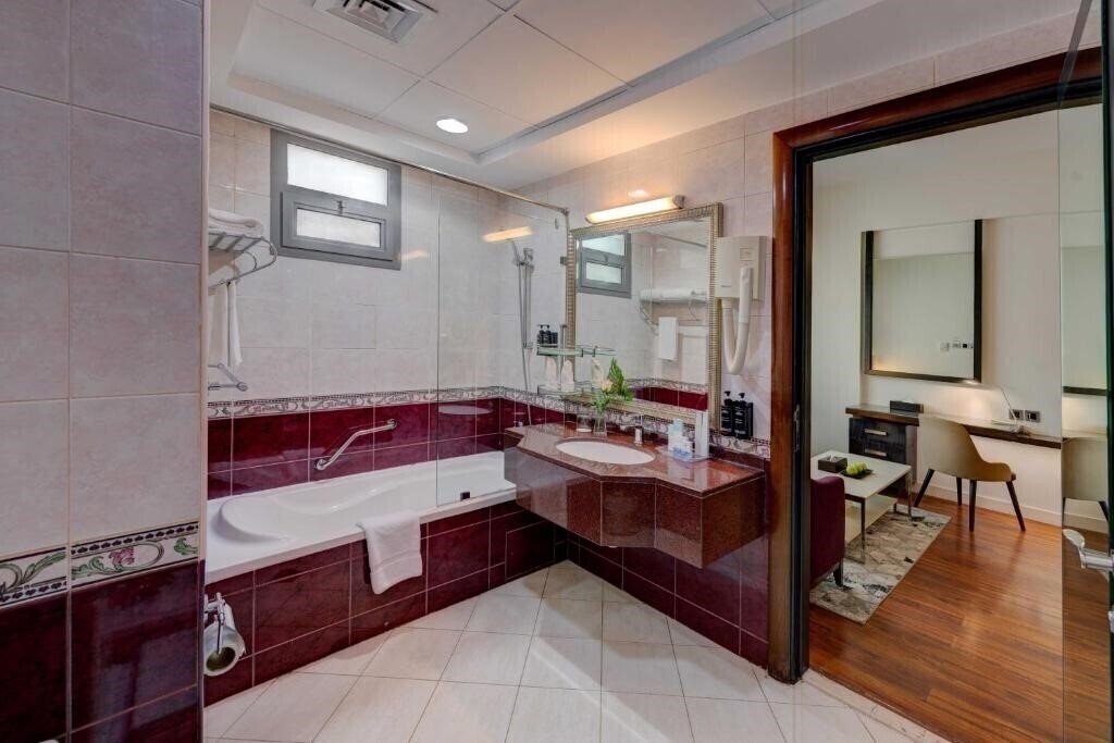 Фотографія Howard Johnson Plaza by Wyndham Dubai Deira (ex. Lotus Retreat Hotel, Howard Johnson Plaza by Wyndham) 4*