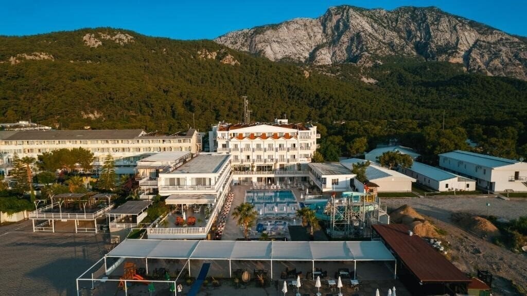 Отель La Perla Hotel 4*